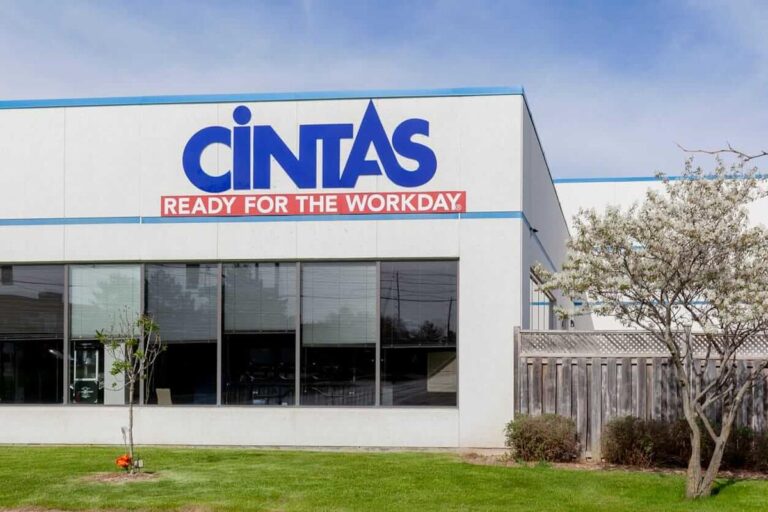 Cintas готовится к отчету: что ждут от квартала