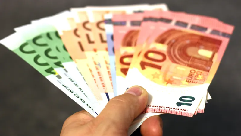 Аналитики советуют сокращать сбережения в евро