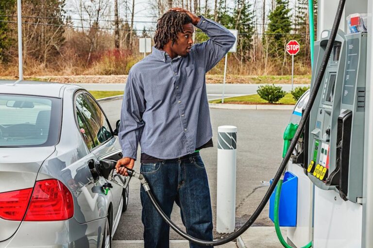 Рост ставок назвали большей угрозой, чем бензин