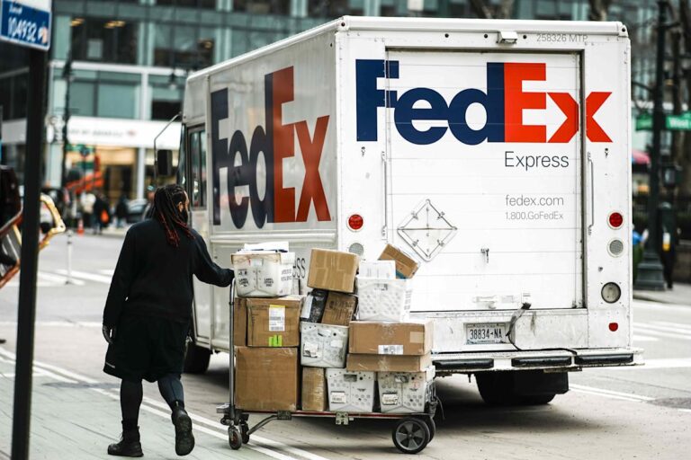 Акции FedEx растут на сильной отчетности