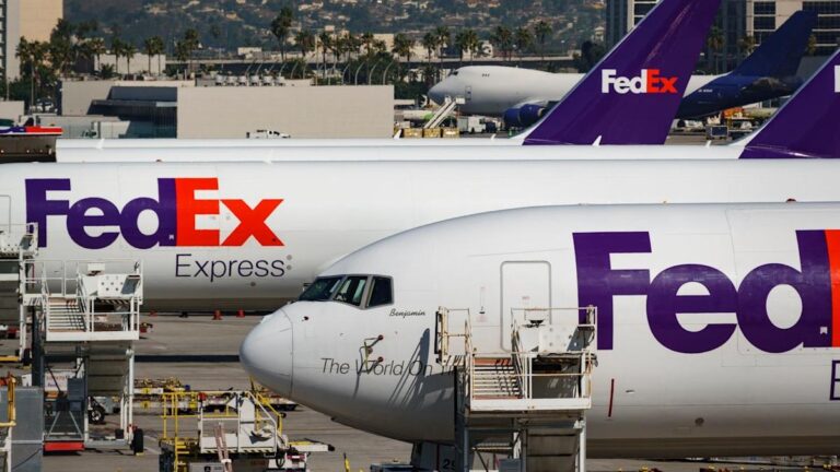 Акции FedEx выросли после сильной отчетности