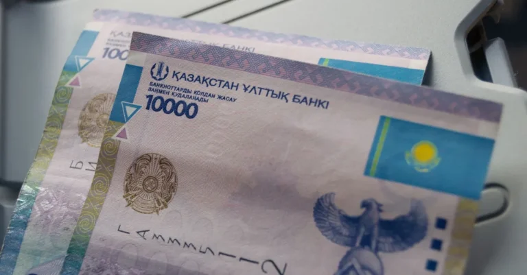 Старые 10 тысяч тенге оставили в обращении до июня 2027 года