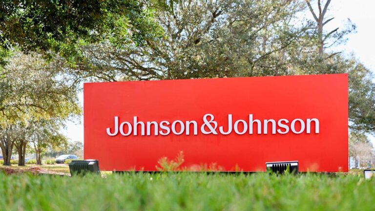 Johnson & Johnson улучшила прогноз на 2026 год