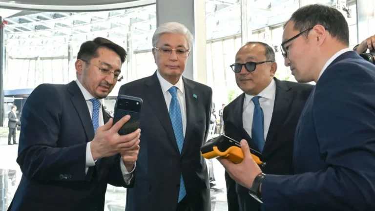 Токаеву показали первый криптоплатеж в Казахстане