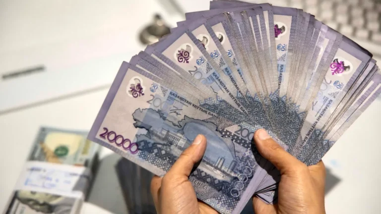 Тенге укрепился: чего ждут от доллара к 1 мая