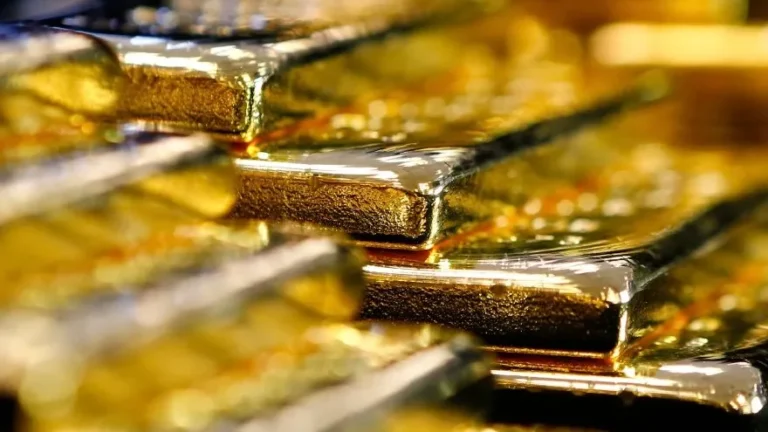 Золото на Comex упало ниже 4 650 долларов