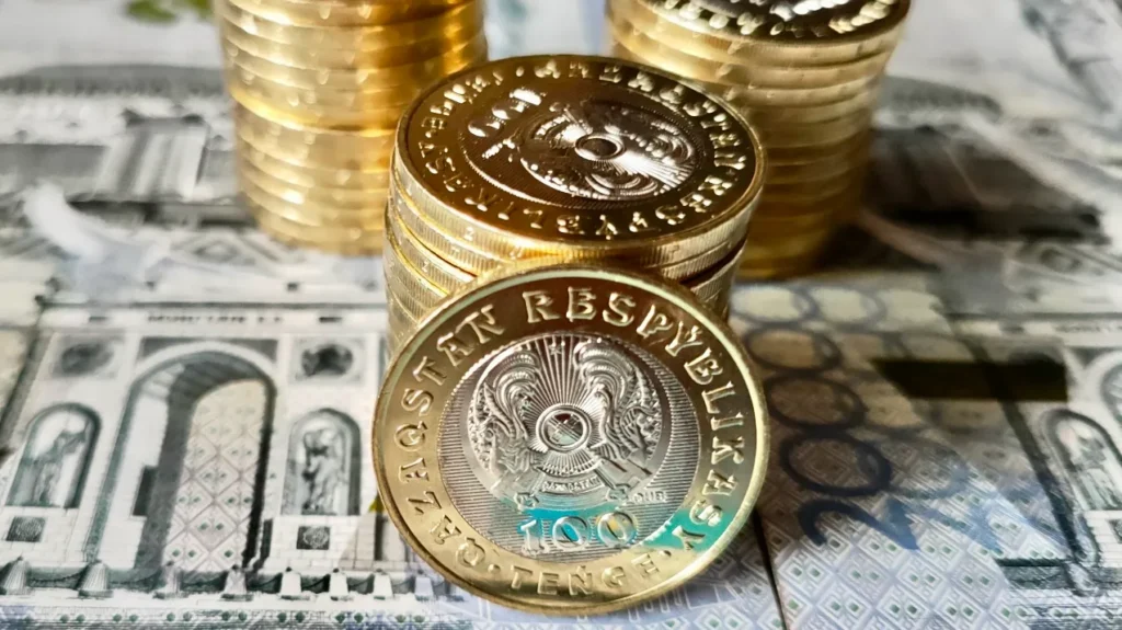 Экономист назвал укрепление тенге временным