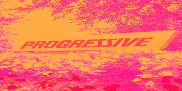 Progressive перед отчетом: рост выручки замедляется