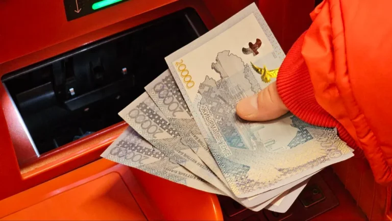 В Казахстане безнал стал нормой, а наличные — для крупных сумм