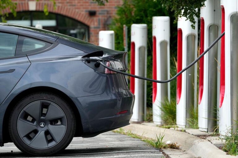 Фьючерсы США снизились, нефть вновь выше $100