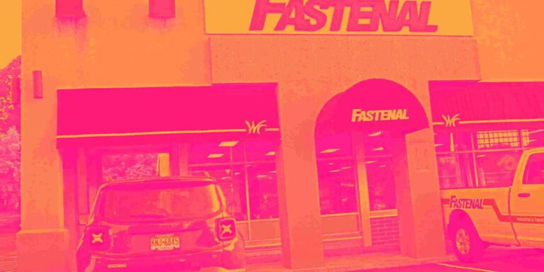 Fastenal перед отчетом: рост выручки ускоряется