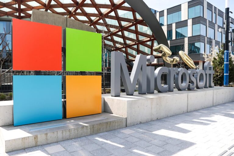 Почему акции Microsoft упали на 23% с начала года