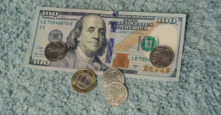 Доллар на бирже торгуется около 463 тенге