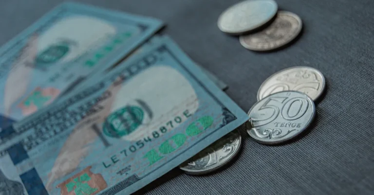 Средневзвешенный курс доллара на бирже составил 460,80 тенге