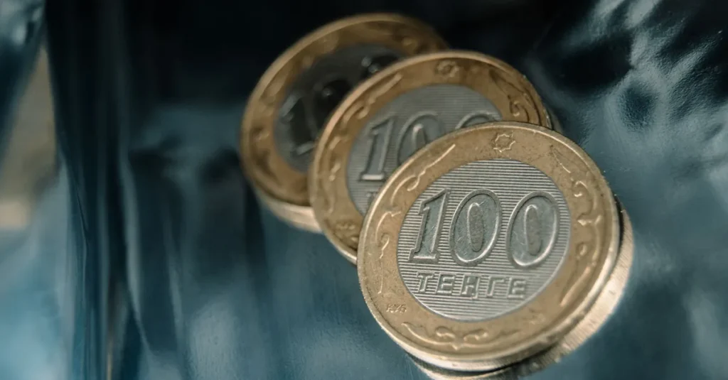 Доллар на бирже торгуется около 466 тенге