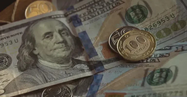 На бирже доллар опустился ниже 457 тенге