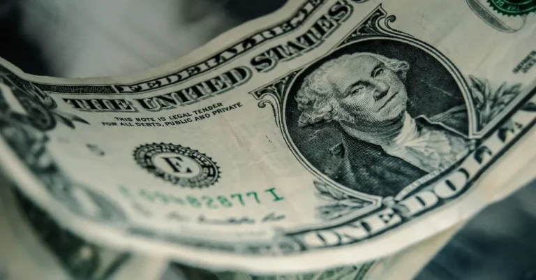 На бирже доллар торгуется около 473 тенге