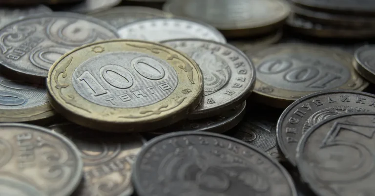 Доллар на KASE торгуется по 467,80 тенге