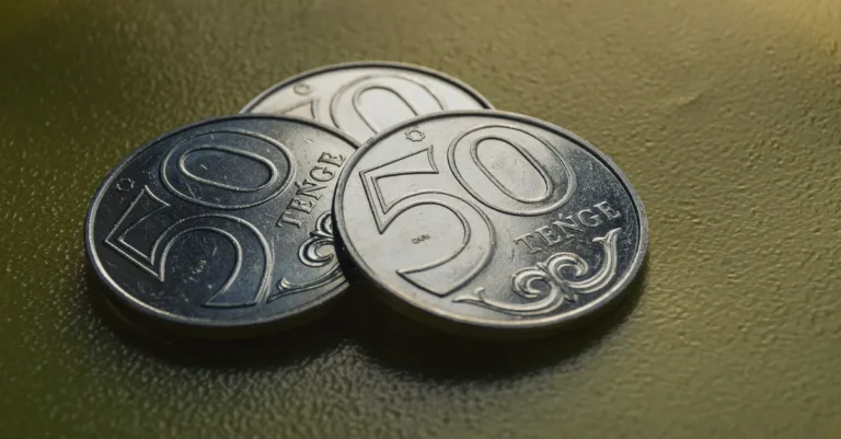 На бирже доллар продается около 461 тенге