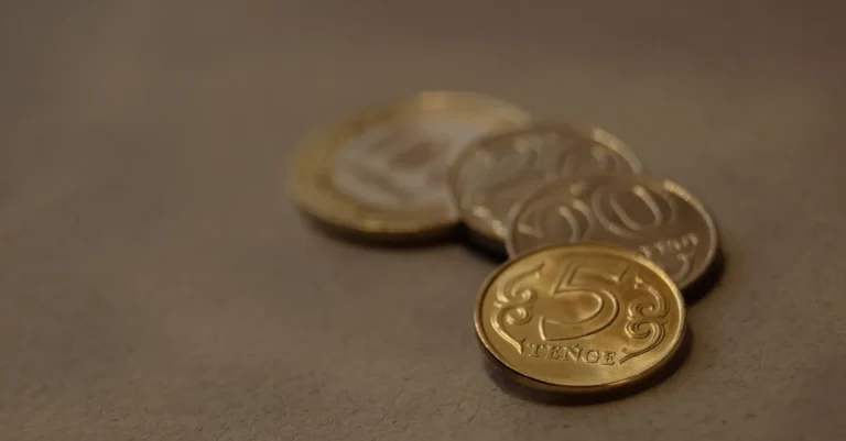 На бирже доллар торгуется у отметки 460 тенге