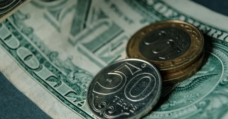 На бирже доллар торгуется у 471 тенге