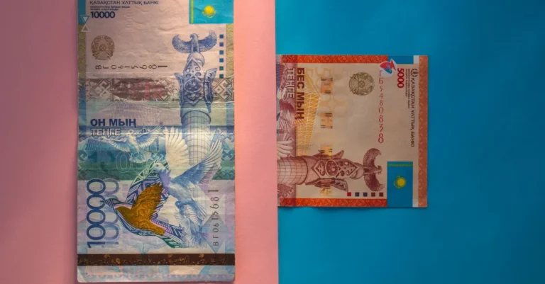 На бирже доллар торгуется около 463 тенге