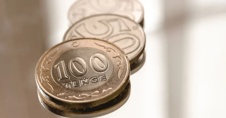 Средневзвешенный курс доллара составил 461,37 тенге