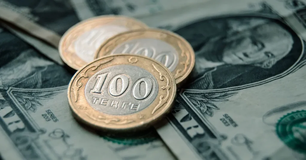 Доллар на бирже торгуется выше 475 тенге