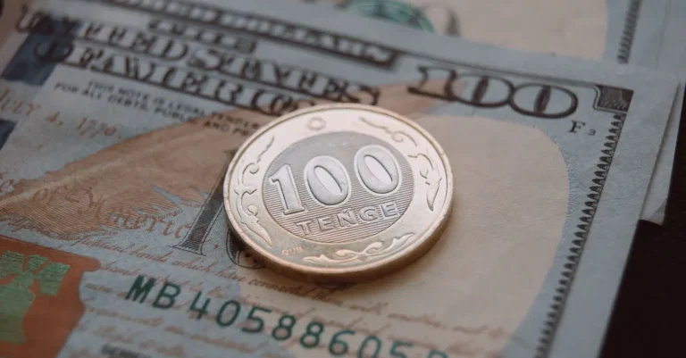 На бирже доллар торгуется около 462 тенге