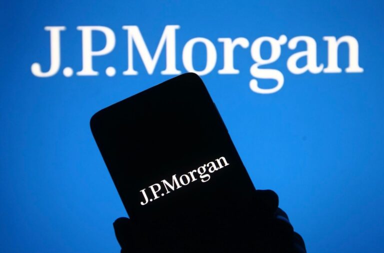 Акции JPMorgan снизились на фоне иска к топ-менеджеру