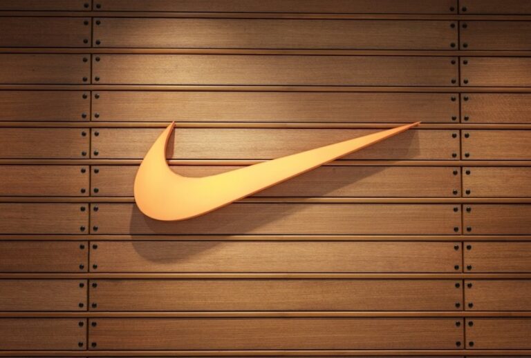 Акции Nike упали до минимума с 2015 года