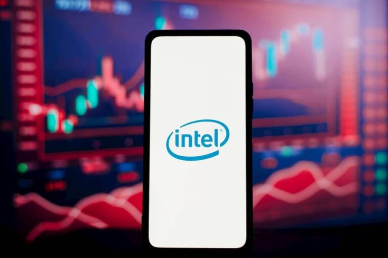 Акции Intel принесли Тиму Муру более 300% менее чем за год